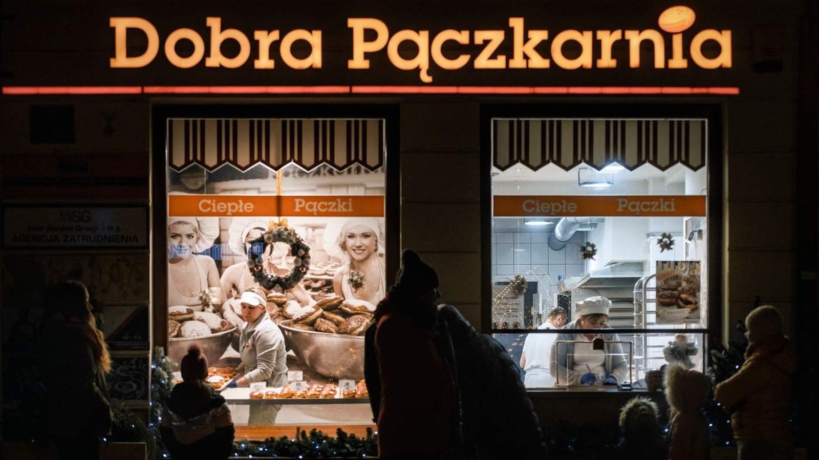 Pączek, kawa, bilet, paliwo. Pięć takich zakupów kartą w miesiącu wystarczy, żeby zaliczyć warunek tej promocji.